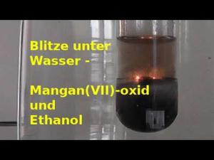 Cover: Blitze unter Wasser - Reaktion von Manganheptoxid mit Ethanol
