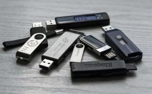 Cover: Wie passen hunderte von Fotos und Videos auf einen USB-Stick?