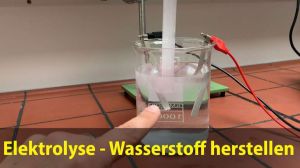 Cover: Elektrolyse - einfach erklärt mit Versuch! | Lehrerschmidt